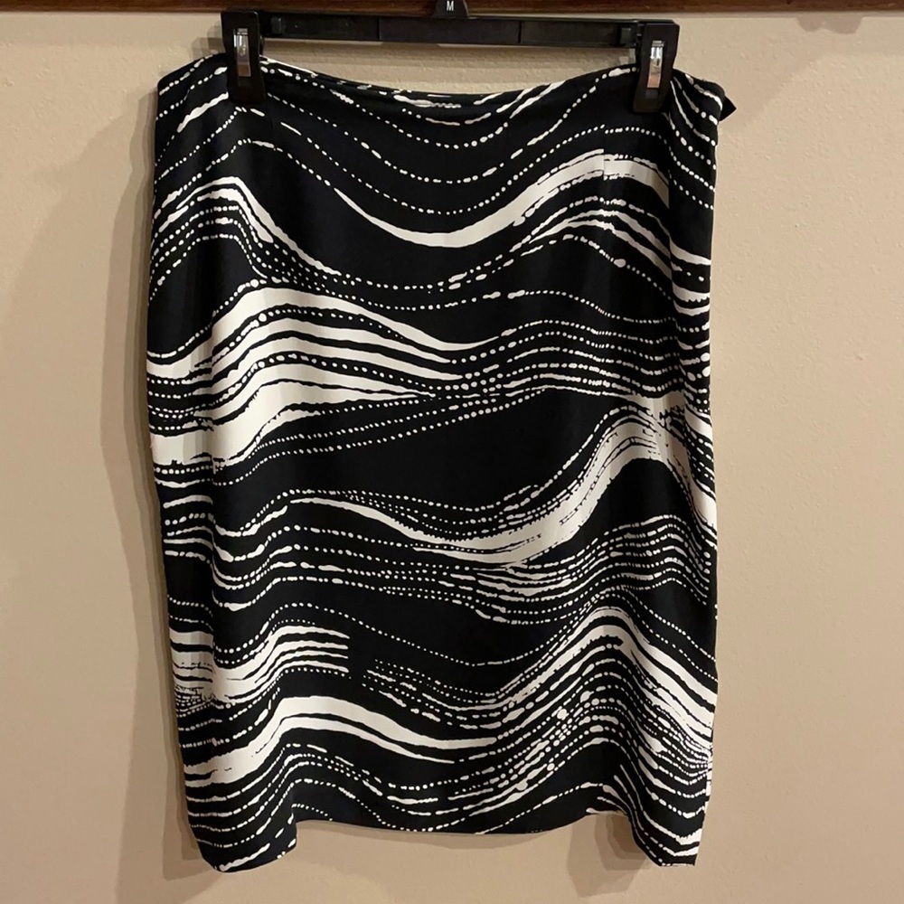 TALBOTS PURE SILK women’s black white swirl and dotted SKIRT. Below knee size 12